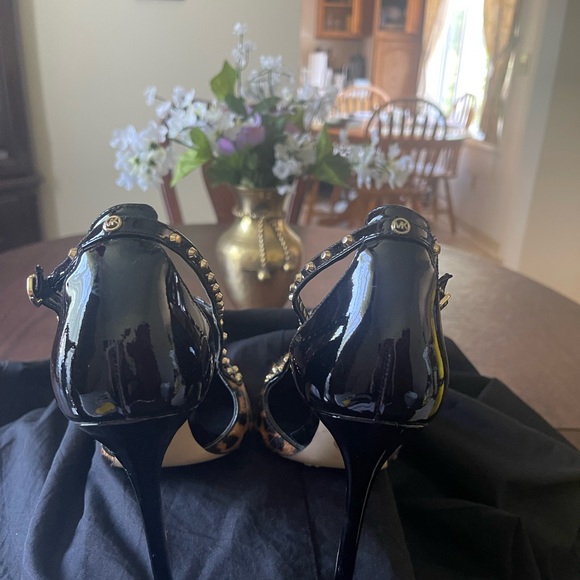 MICHAEL Michael Kors Beautiful Pump! - Picture 2 of 4